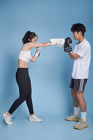 男女打拳击健身精修摄影图