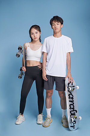 男女玩滑板运动商业人物摄影图