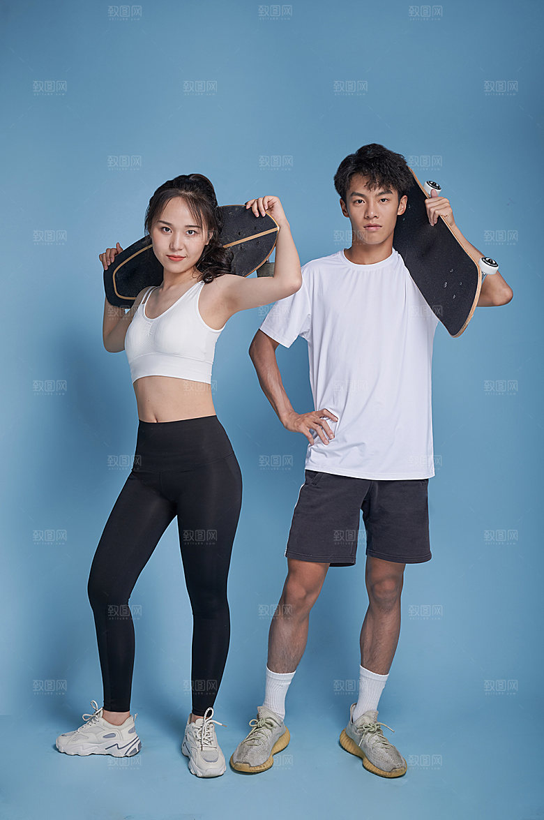 男女玩滑板健身人物摄影图精修