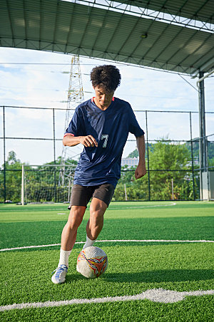 男生踢足球运动健身摄影图精修