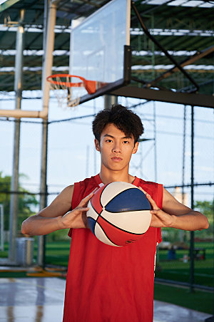 男生篮球场打篮球精修人物摄影图