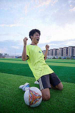 男生踢足球欢呼人物精修摄影图