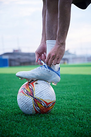 足球场足球特写系鞋带精修摄影图
