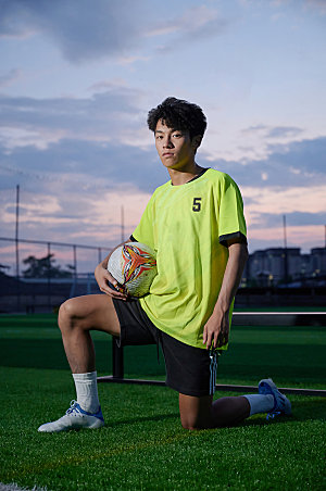 男生踢足球足球场人物摄影图