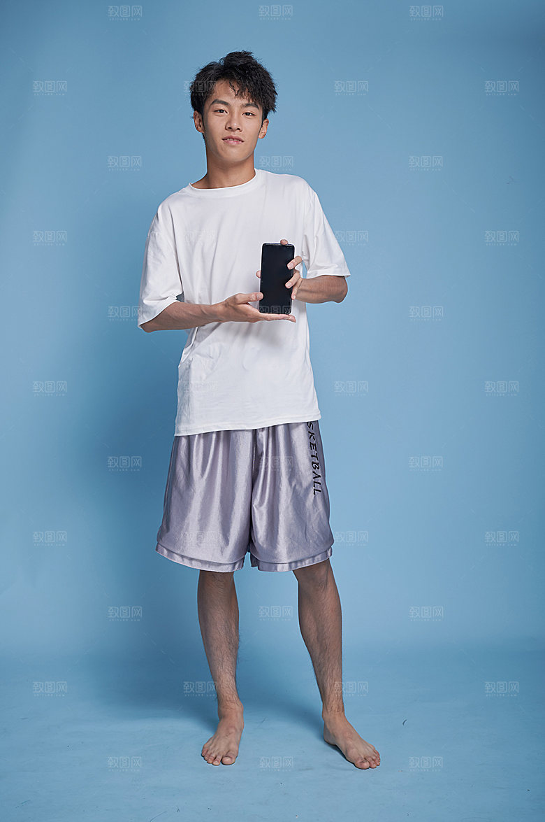 夏季男生拿手机人物精修摄影图