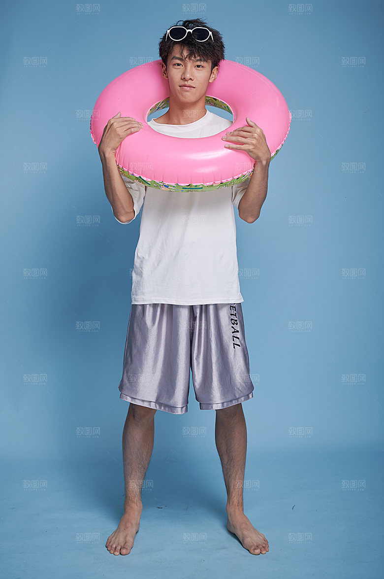 海滩男生夏日泳装泳圈人物摄影图
