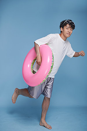 夏季男生泳圈泳装精修人物摄影图