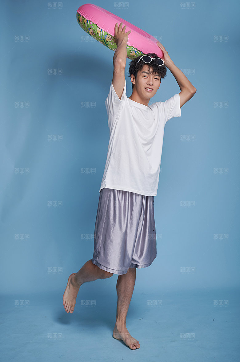 夏季男生运动泳圈泳装商业摄影图