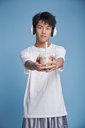 夏季男生喝奶茶泳装精修摄影图