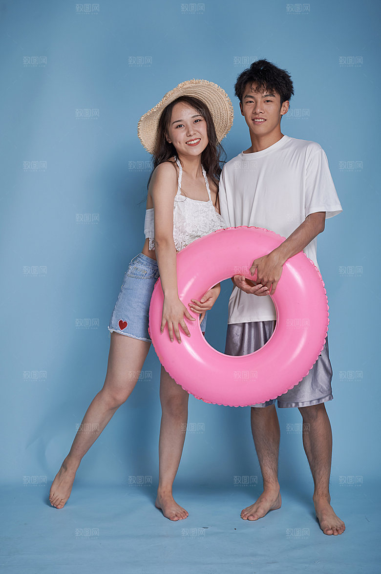 沙滩情侣泳装夏季泳圈人物摄影图