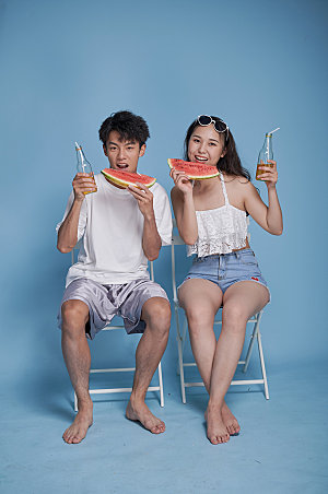 情侣吃西瓜泳装夏季人物摄影图