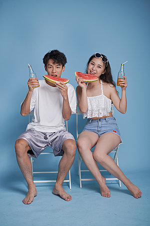 情侣吃西瓜泳装夏日人物摄影