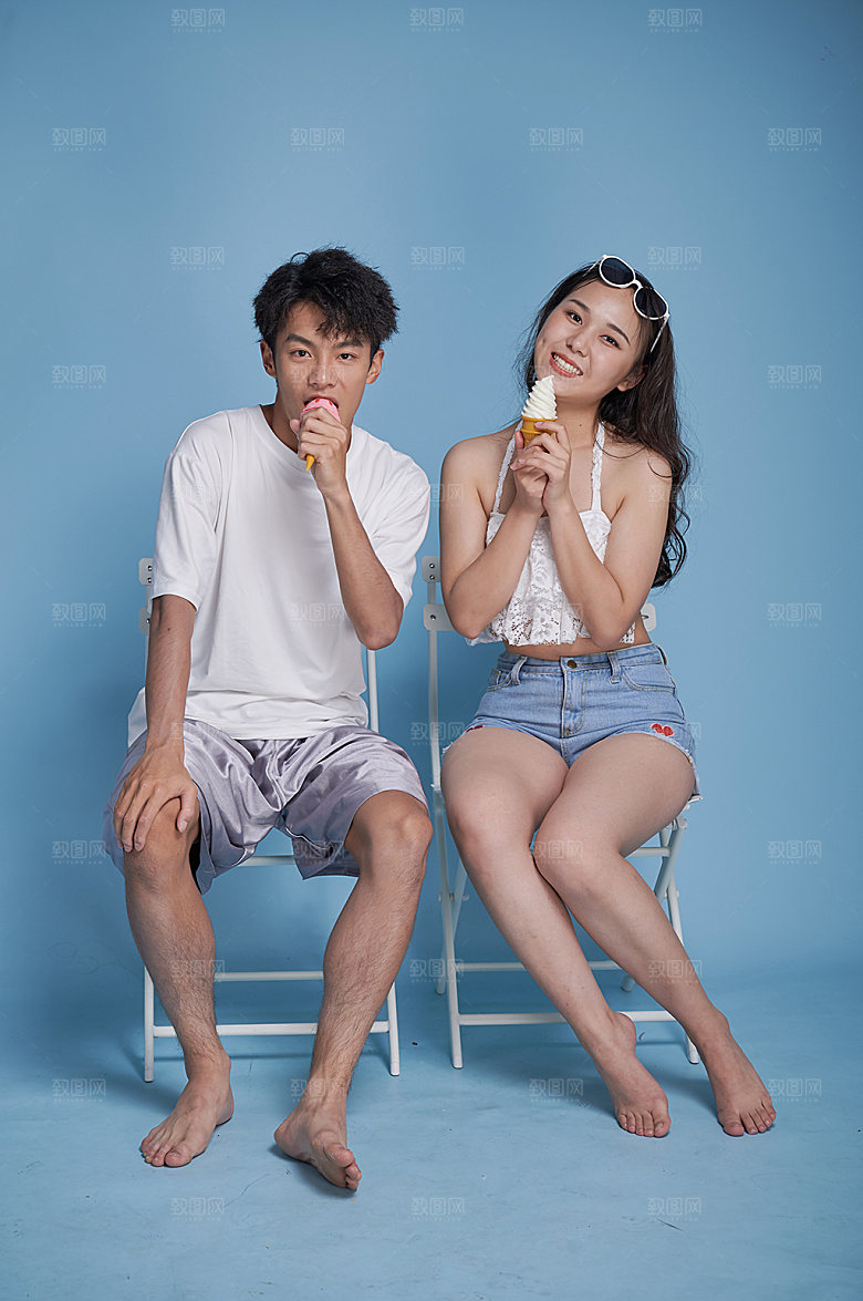 情侣吃雪糕泳装夏季人物摄影