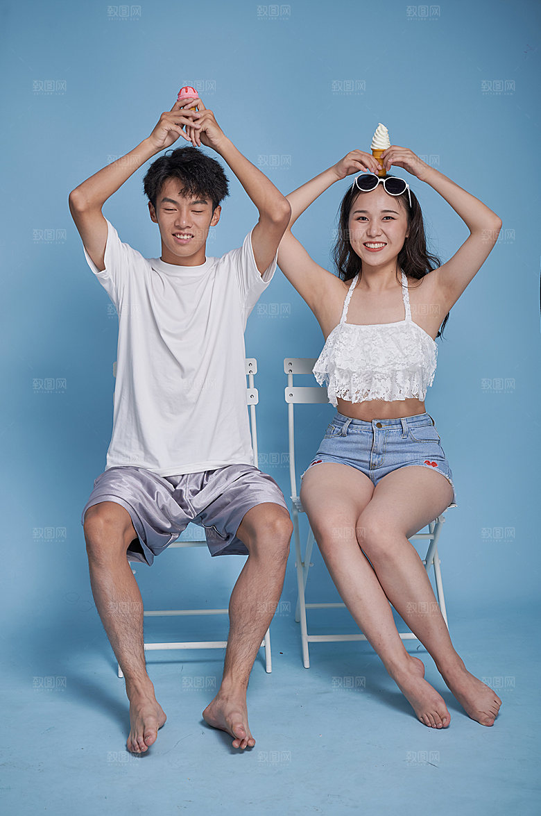 夏日情侣泳装商业人物摄影图