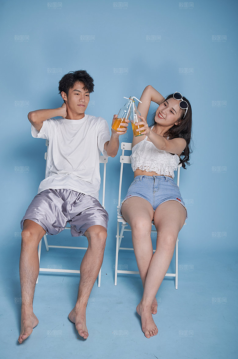 沙滩情侣泳装夏日商业人物摄影图