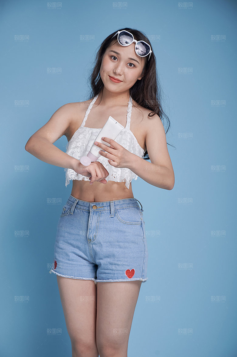 夏季女生涂乳液泳装人物摄影
