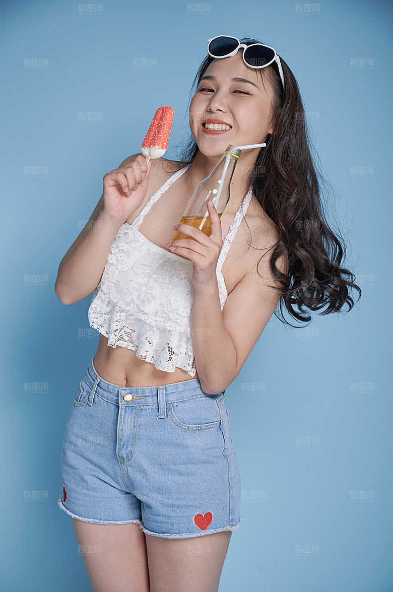 女生吃雪糕夏日泳装人物摄影图