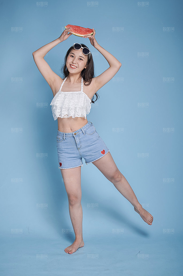美女夏日吃西瓜泳装人物摄影