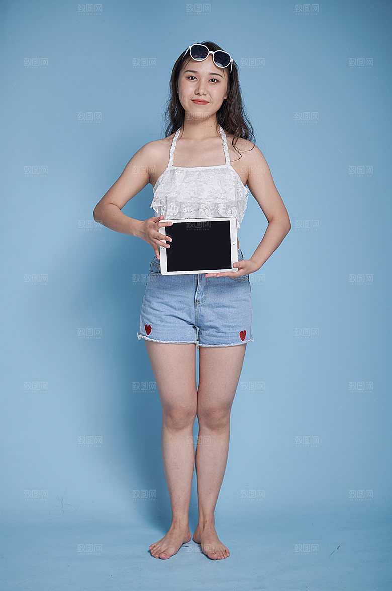 美女拿平板夏季泳装人物摄影