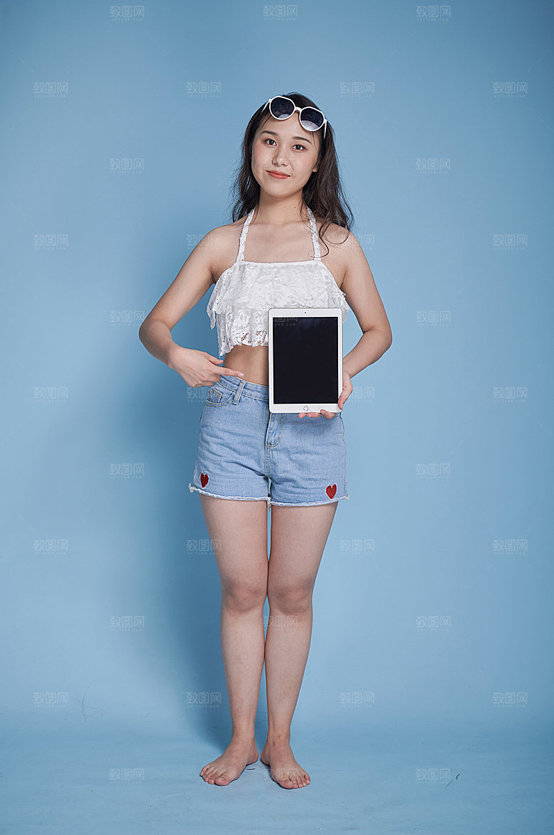 美女拿平板泳装人物摄影