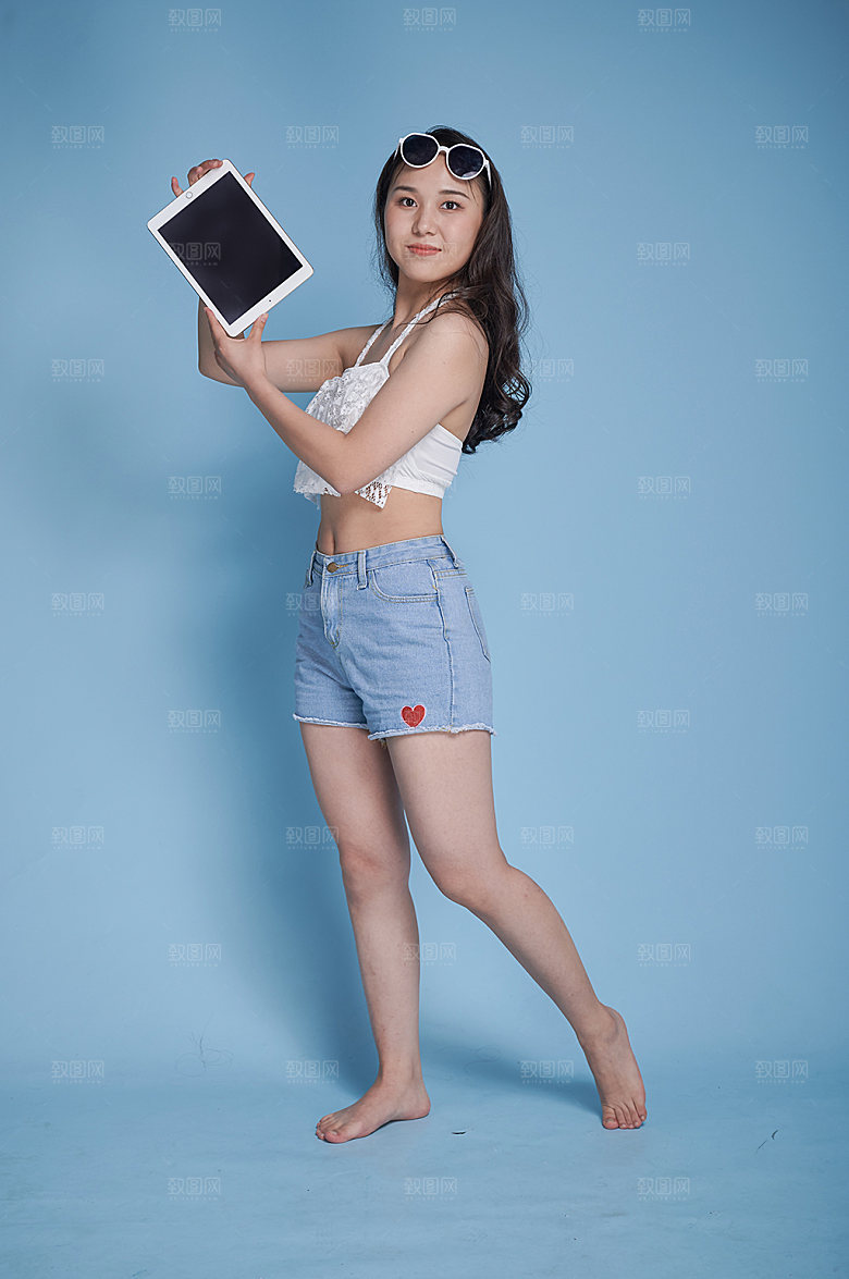 夏季美女拿平板泳装人物摄影