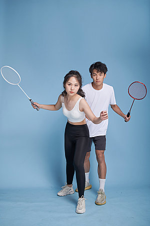 男女打羽毛球运动人物摄影图片