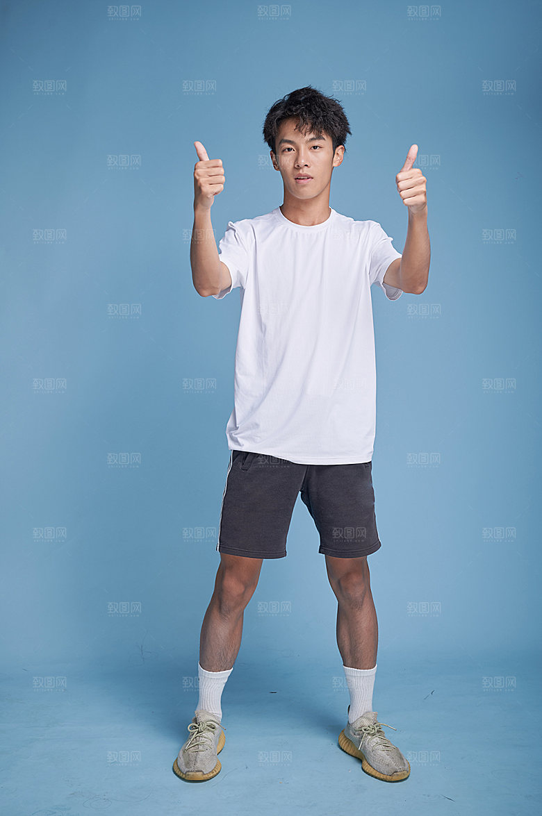 男生点赞运动健身人物摄影图片