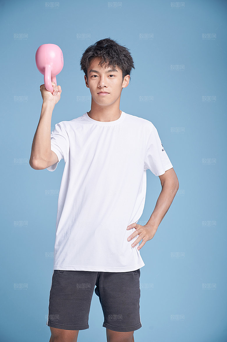 男生撸铁壶铃运动人物摄影图