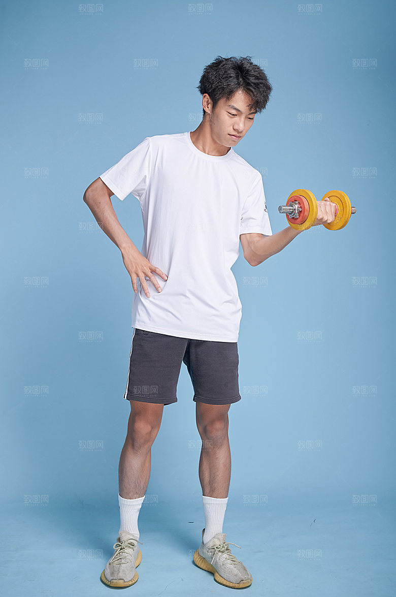 男生撸铁哑铃运动人物摄影图