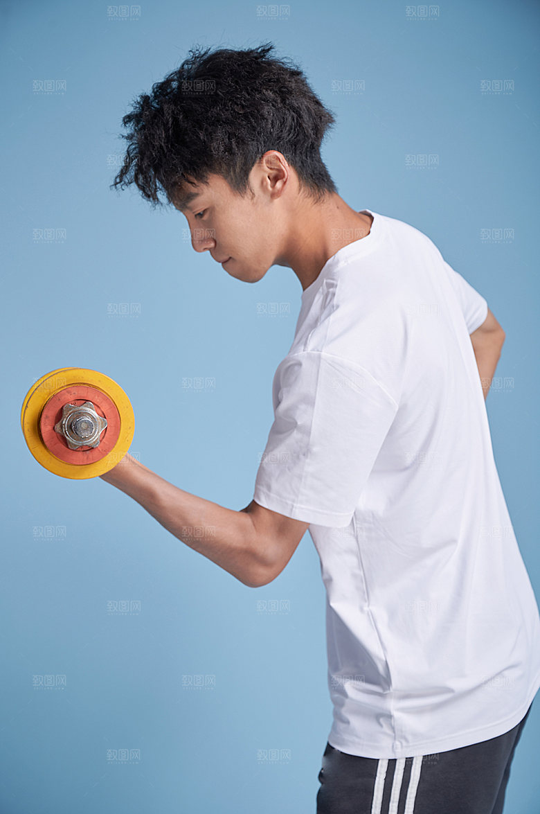 男生撸铁哑铃运动精修摄影图