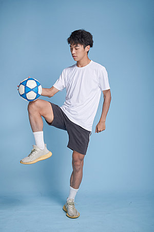 男生足球运动商业摄影图