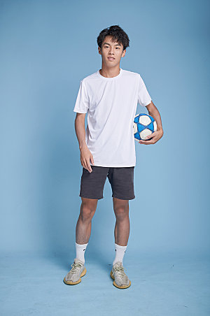 男生踢足球运动商业摄影图