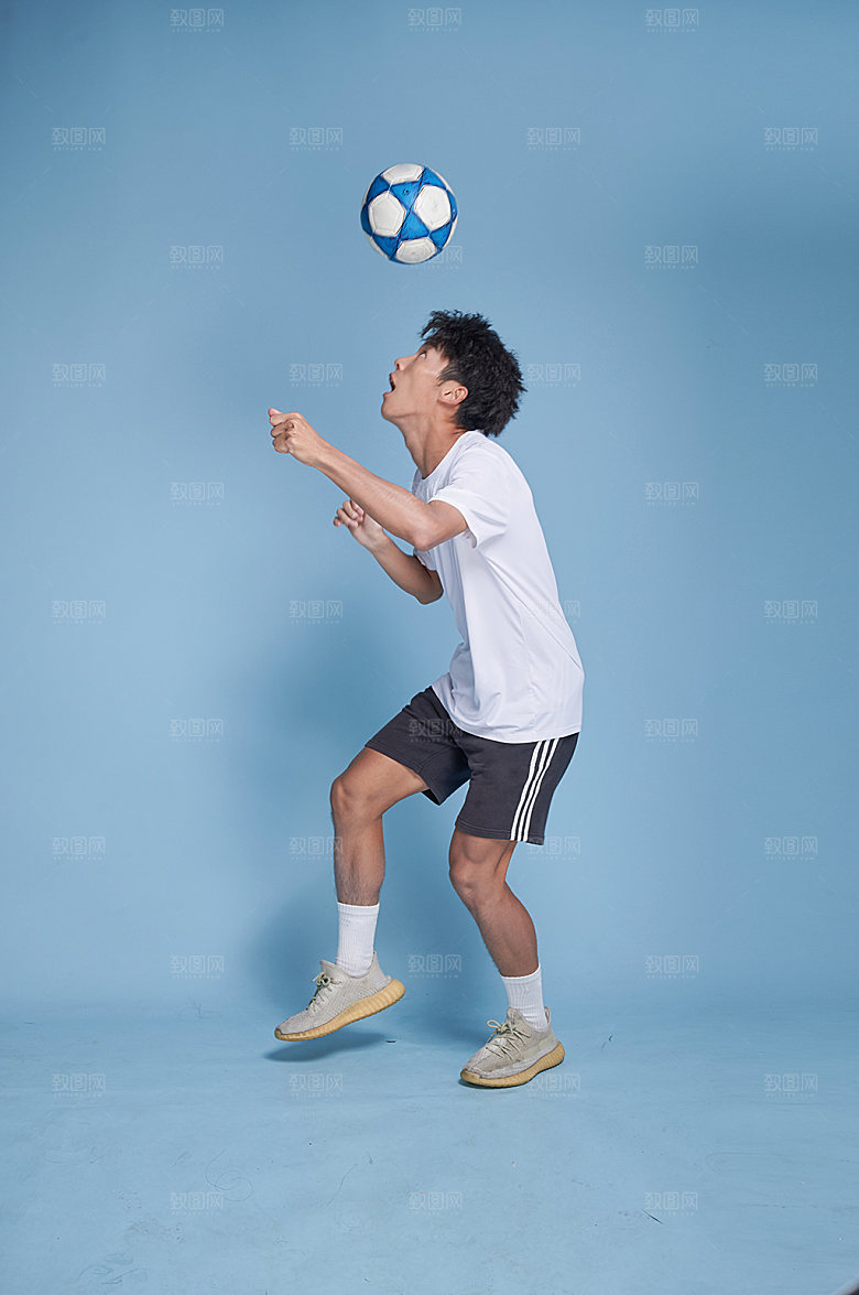 男生踢足球运动精修人物摄影