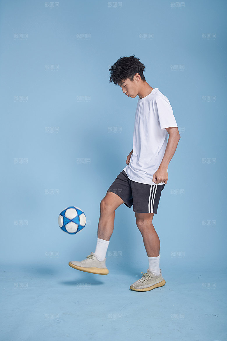 男生室内足球运动人物摄影图
