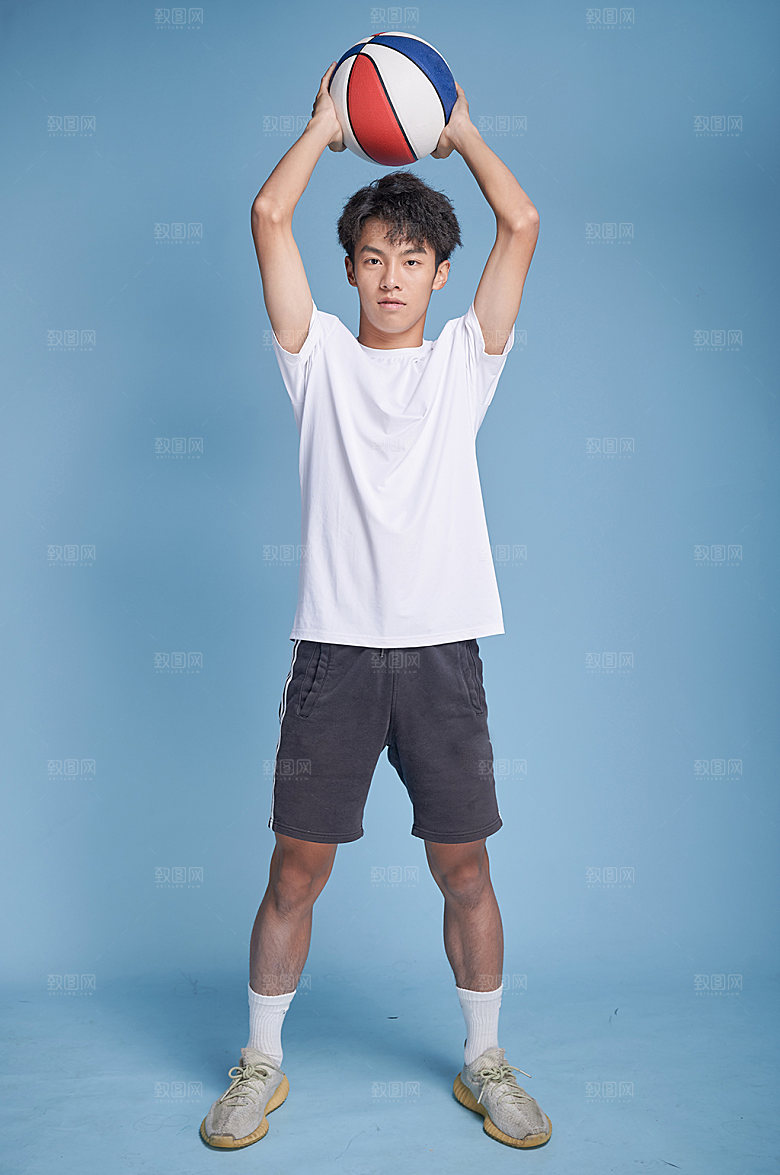 帅气男生篮球运动精修摄影图