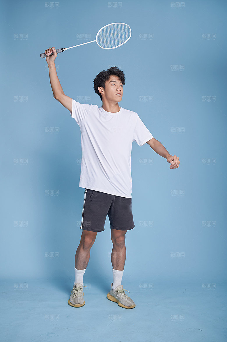 男生打羽毛球运动人物摄影图