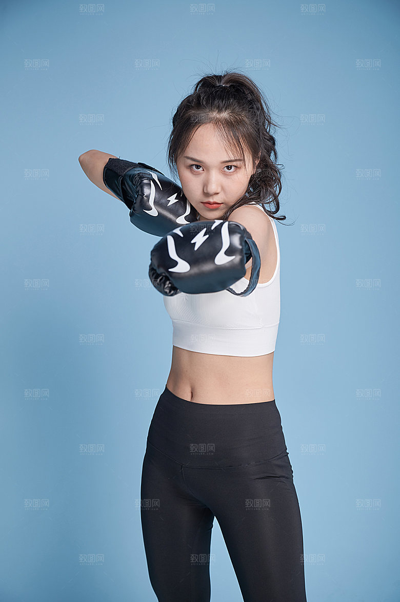 女生打拳击运动精修摄影图