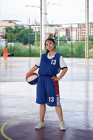 篮球场女篮运动人物摄影图