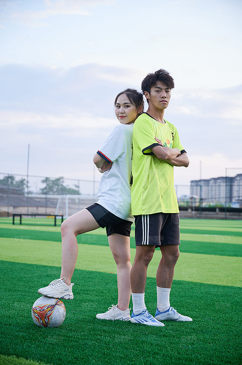 男女组合足球运动人物摄影图