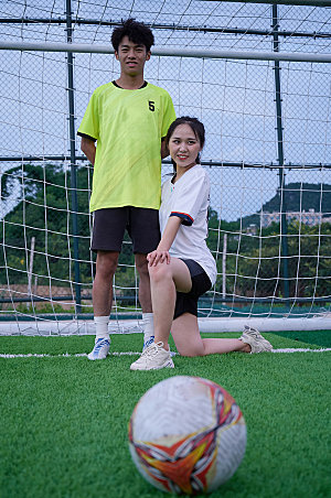 男女组合足球运动精修摄影图