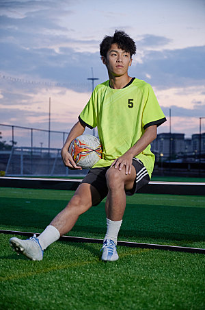 男生踢足球运动人物摄影图