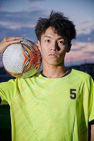 男生足球体育运动商业摄影图