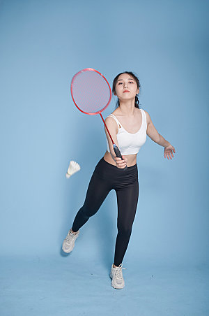 女生打羽毛球运动人物摄影图