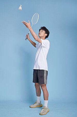 男生打羽毛球运动精修摄影图
