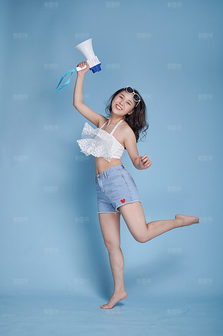 女生夏日拿喇叭泳装人物摄影