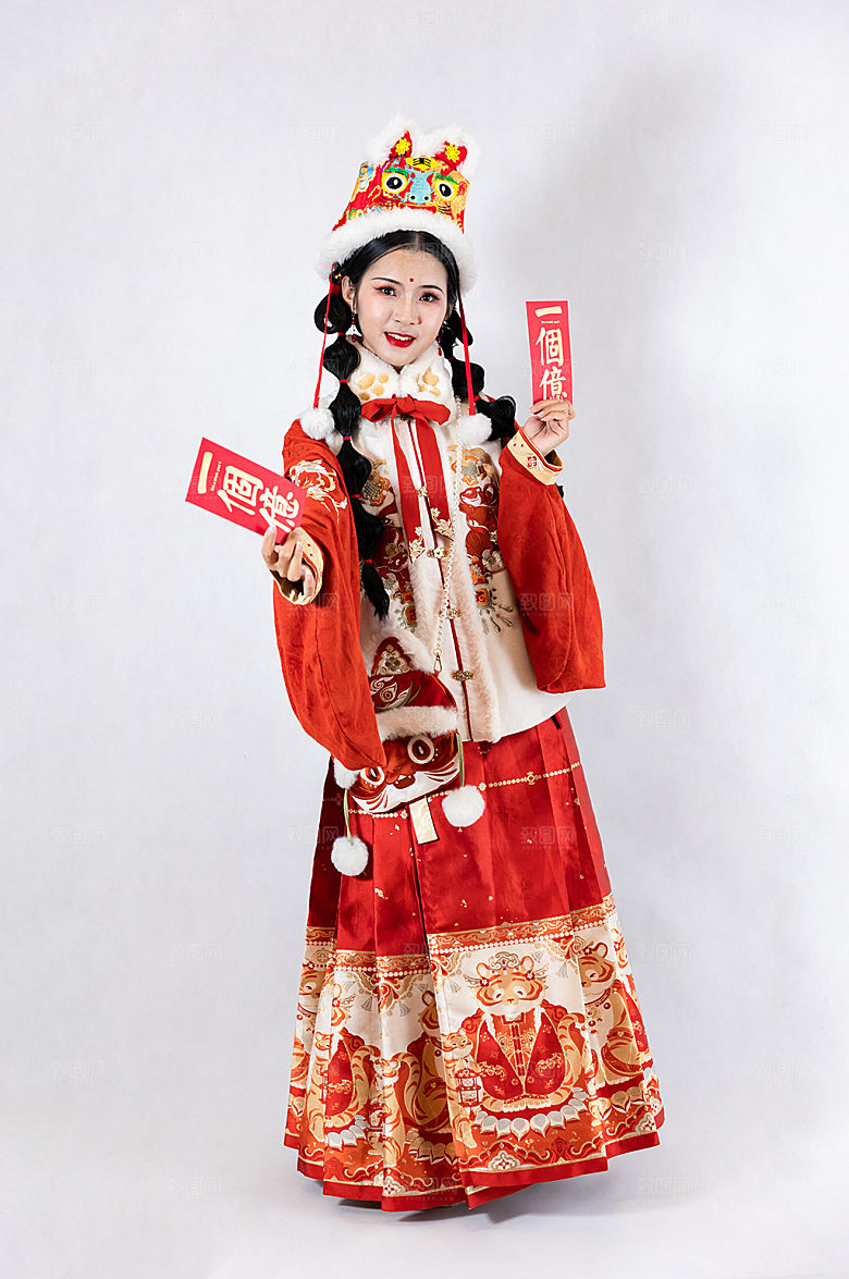 喜庆新年美女手拿红包人物摄影图