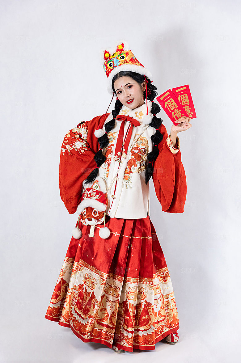 红色新年女生发红包人物摄影图片