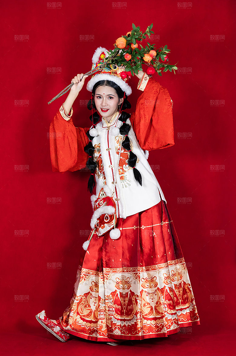红色汉服女生拿橘子人物摄影商业图片