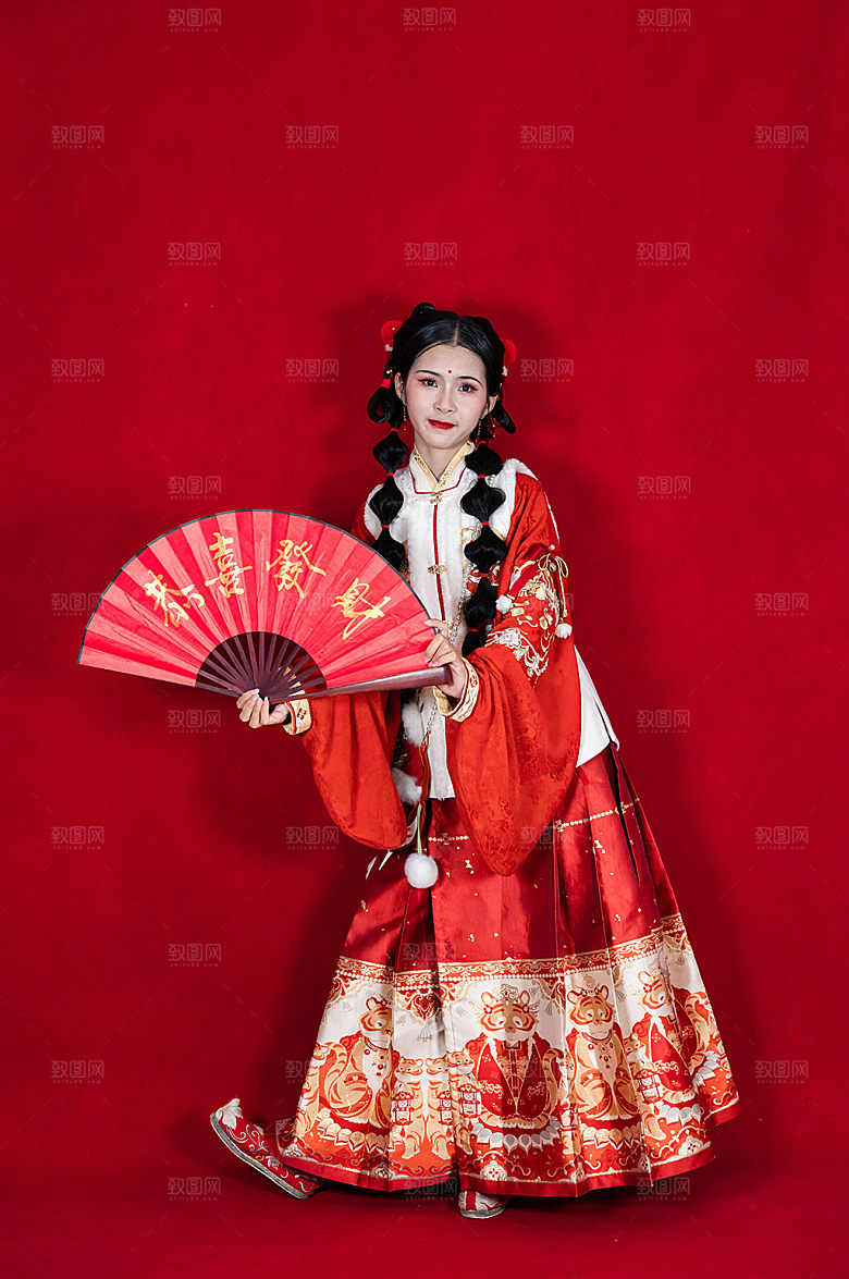 国潮拜年折扇汉服女孩国风摄影图片