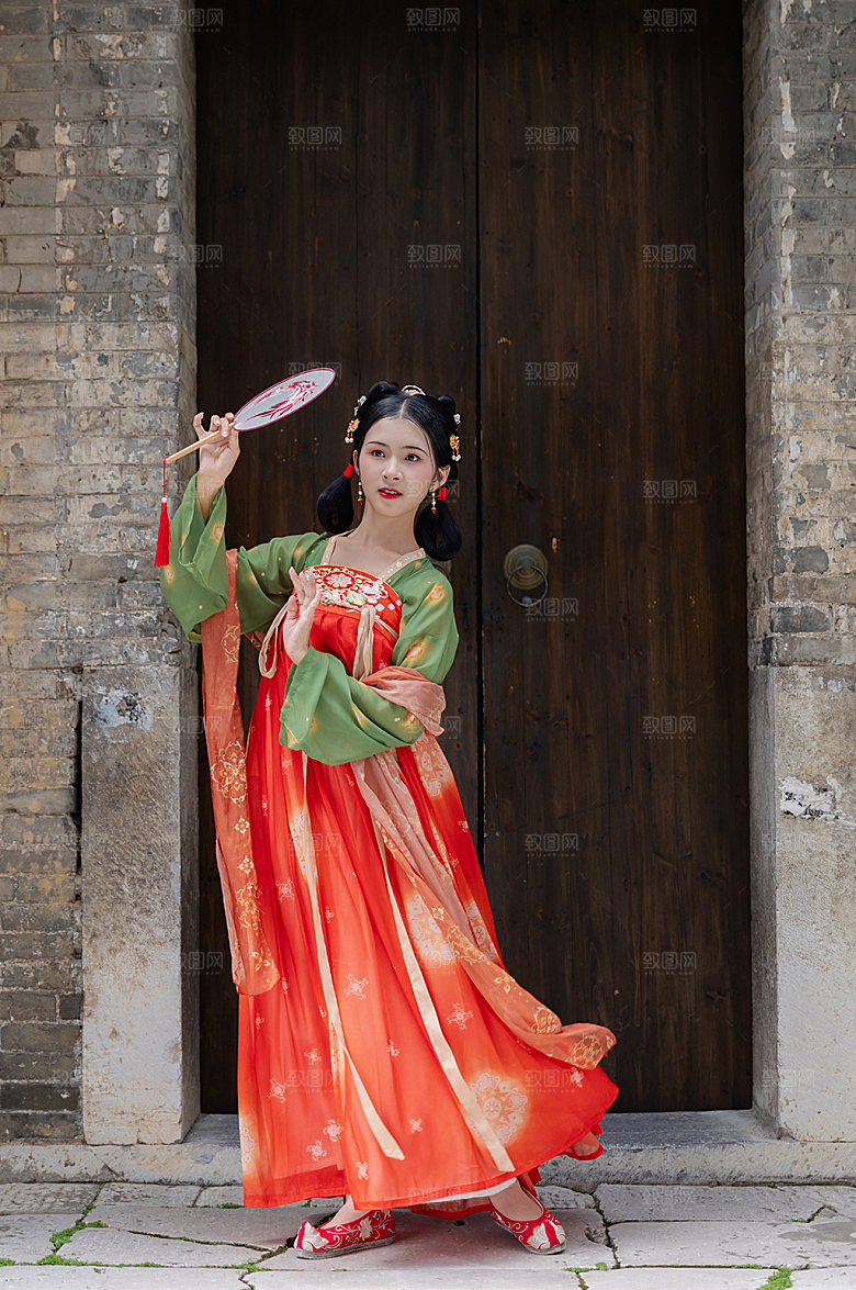 古装汉服女性人物团扇摄影图片